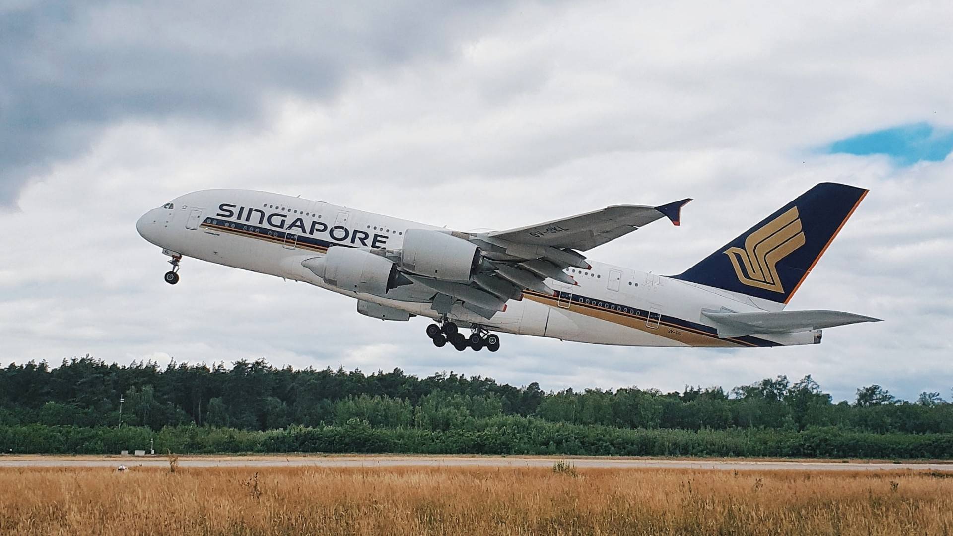 1 In 7 Still Keen On A Singapore Airlines "Flight To Nowhere" - Are You?